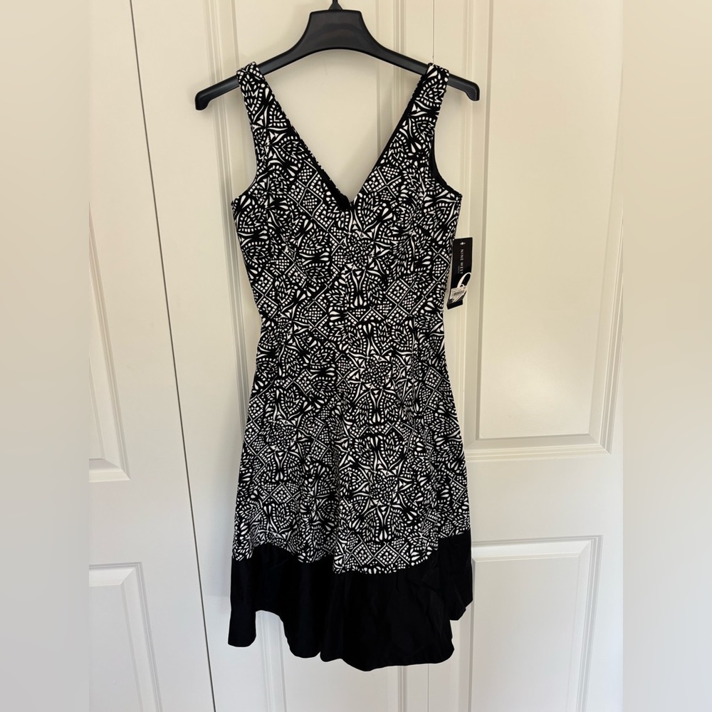 Nine West Black w/White Flowers Sleeveless Fit & Flare V-neck Midi Dress Size 2.